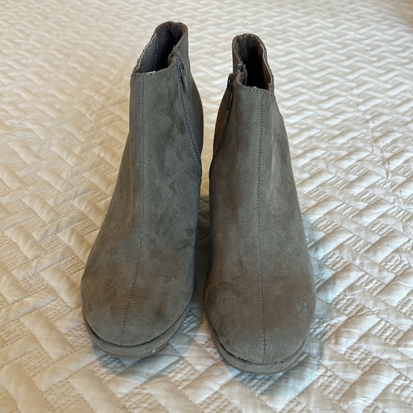 NWOT rampage, size 7, suede, wedge, heel, ankle boot, inside zip, Brown - Picture 4 of 6